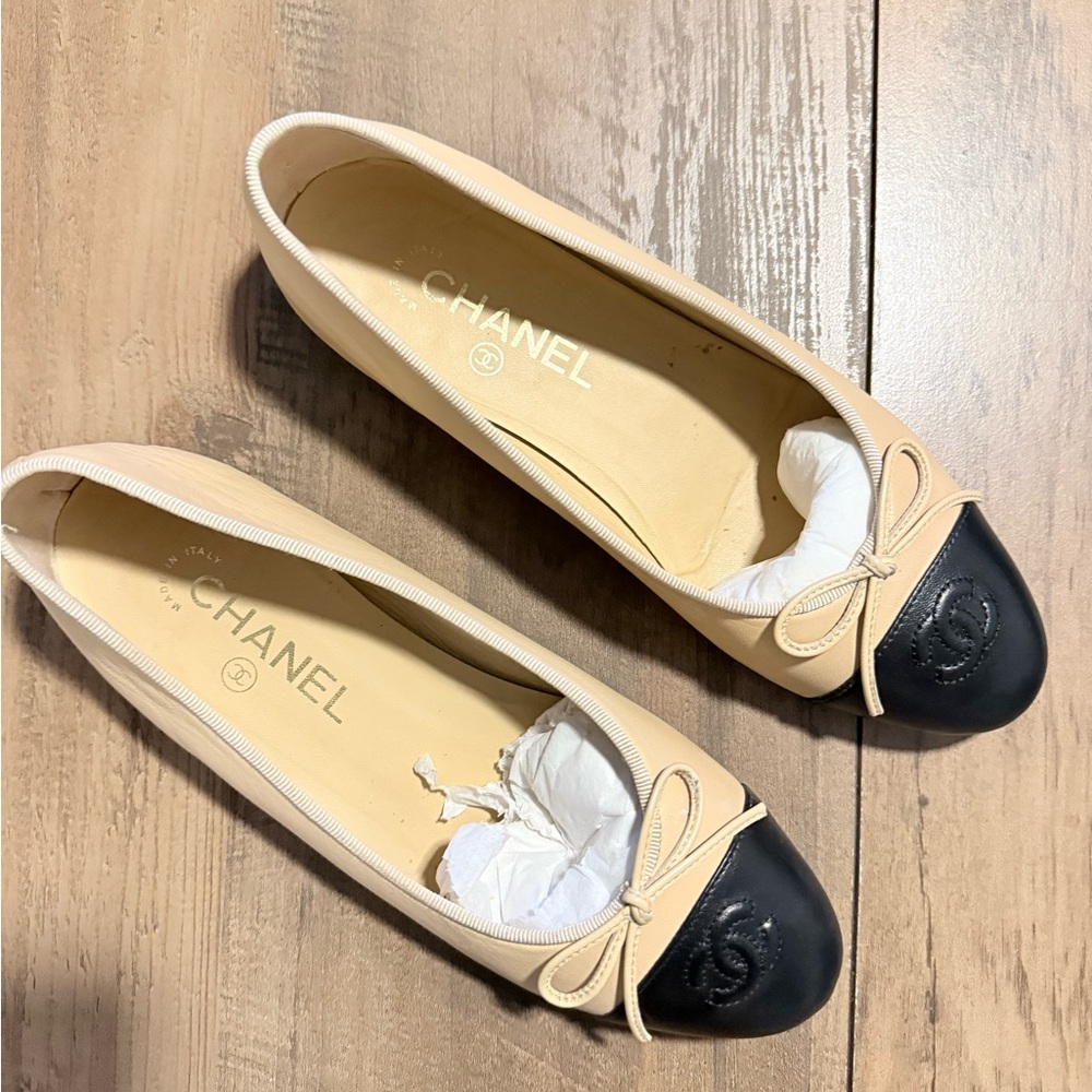 CHANEL Two-Tone Beige and Black Flats